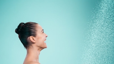k0sp_di87dq.2406251340550 A woman is taking a shower.