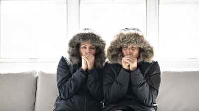 nujmrsc4tcn.2406251338550 A man and a woman tremble in the cold